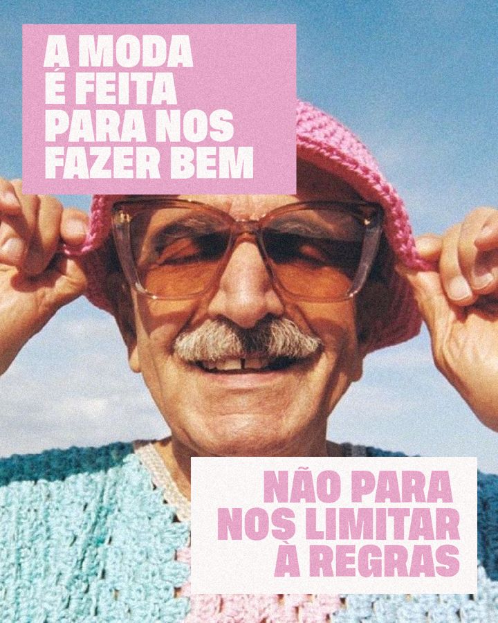 Homem de chapéu de crochê rosa e óculos laranja sorrindo